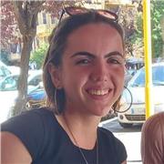 Diplomata con 100 al liceo classico e frequentante la facoltà di Lettere antiche alla Sapienza offre ripetizioni di grammatica e l